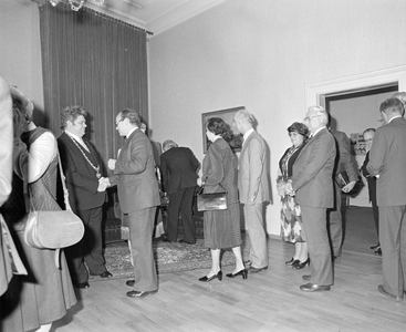 884066 Afbeelding van burgemeester H.J.L. Vonhoff op een recepetie na afloop van de bijzondere raadsvergadering ter ...